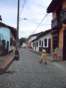 A quiet street in Santa Fe de Antioquia.